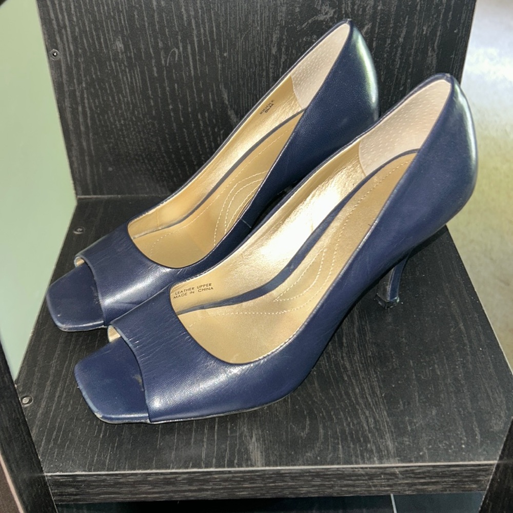 TAHARI Navy Open Toe Heel